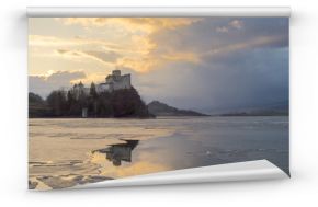 Fototapeta Odbicie zamku w Niedzicy w zamarzniętym jeziorze Czorsztyńskim na wymiar