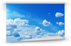 Fototapeta Białe, pojedyncze chmury i jaskrawe słońce w niebieskim niebie panoramiczna