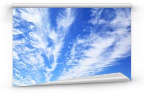 Fototapeta Błękitne niebo z chmurami w słoneczny dzień ścienna