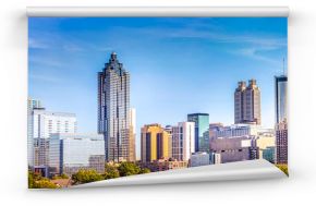 Downtown Atlanta Skyline przedstawiający kilka znanych budynków i hoteli pod niebieskim niebem.