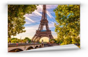 Paryż Wieża Eiffla i Sekwany w Paryżu, Francja. Wieża Eiffla jest jedną z najbardziej charakterystycznych atrakcji Paryża