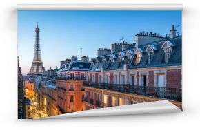 Ponad dachami Paryża z widokiem na Wieżę Eiffla we Francji