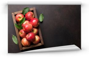 Czerwone jabłka w drewnianym pudełku na ciemnym podłożu do salonu