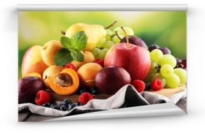 Świeże owoce letnie - jabłko, winogrona, jagody, gruszka i morela do kuchni