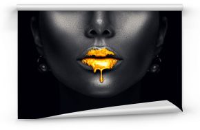 Złota farba kapie z seksownych ust, złote krople cieczy na ustach pięknej modelki, kreatywny abstrakcyjny makijaż w kolorze ciemnej czerni. Piękno kobiety twarz odizolowywająca na czerni