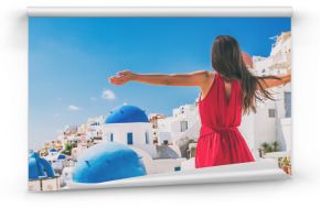 Europa podróż wakacje zabawa letnia kobieta czuje się swobodnie tańcząc z otwartymi ramionami na wyspie Oia, Santorini, Grecja. Beztroska dziewczyna panorama banner turystyczny.