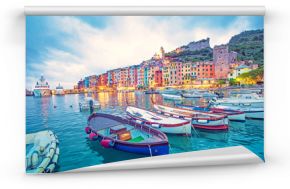 Mistyczny krajobraz portu z kolorowymi domami i łodziami w Porto Venero, Włochy, Liguria wieczorem w świetle latarni