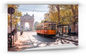 Sławny rocznika tramwaj w centrum Stary miasteczko Mediolan w słonecznym dniu, Lombardia, Włochy. Łuk Pokoju lub Arco della Pace w tle.