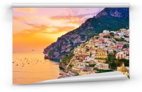 Widok Positano wioska wzdłuż Amalfi wybrzeża w Włochy przy zmierzchem.
