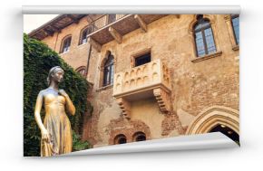  Bronze statue of Juliet and balcony by Juliet house, Verona, Italy.