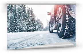 Zbliżenie samochodowe opony w zimie na drodze zakrywającej z śniegiem