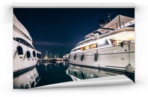 Luksusowe jachty w La Spezia we Włoszech nocą ścienna