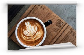 Latte art na gorącej kawie na drewnianej desce do salonu