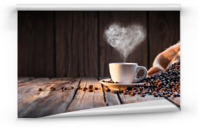Tradycyjny kubek kawy z parą w kształcie serca na rustykalnym drewnie