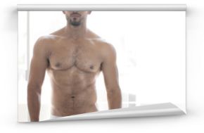 Seksowny młody męski mięśniowy model w białej bieliźnie