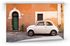 Samochód Fiat 500 parkujący przy przytulnej ulicy w dzielnicy Trastevere, Rzym, Włochy ścienna