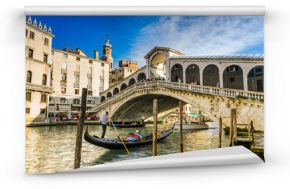 Fototapeta Gondola przy Moście Rialto w Wenecji ścienna
