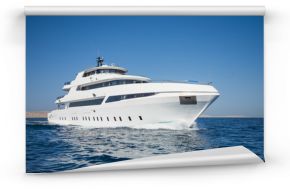 Luksusowy prywatny jacht motorowy żeglujący na morzu