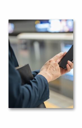駅でスマホを操作する男性の手元