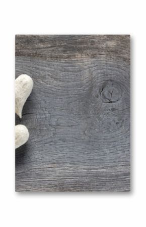 Herzen mit Geschenkband auf Holz