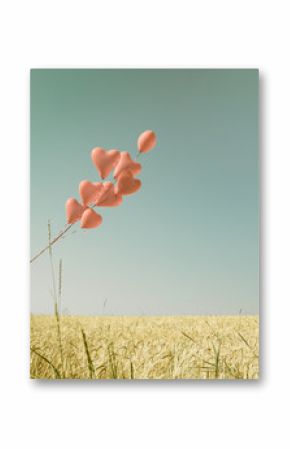 Konzept für Liebe, Freiheit, Mut. Hintergrund mit roten Luftballons und einem Mädchen im Sommer 