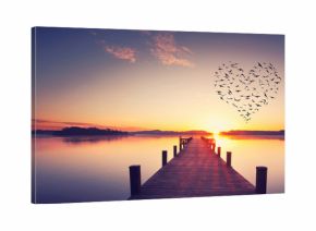 Steg mit Vogelschwarm in Herzform