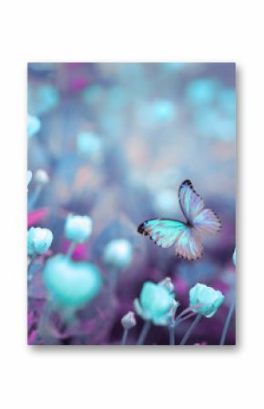 Dzicy bławi kwiaty w polu i dwa trzepotliwy motyl na naturze outdoors, zakończenie makro-. Magiczny obraz artystyczny. Tonowany w odcieniach niebieskiego i fioletu.
