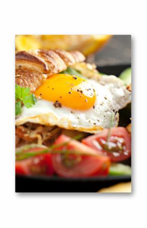 Frühstuck Croissant und Spiegelei 