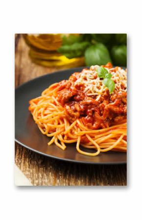 Pyszne spaghetti podawane na czarnym talerzu