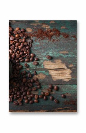 Gorąca kawa w coffeepot lub turk na drewnianym tle z kawowymi liśćmi i fasolami horyzontalnymi z kopii przestrzenią ,. Widok z góry
