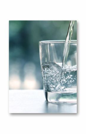 Zamknij nalewanie oczyszczonej świeżej wody do picia z butelki na stole w salonie