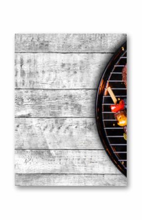 Odgórny widok świeży mięso i warzywo na grillu umieszczającym na drewnie