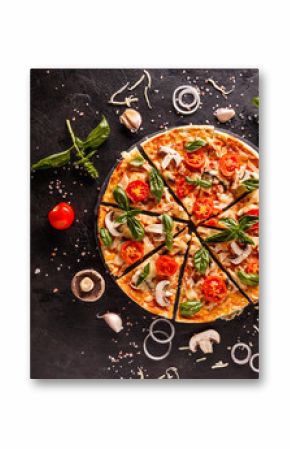 Smaczna pizza z wiśniami, cebulą i pieczarkami na czarnym tle