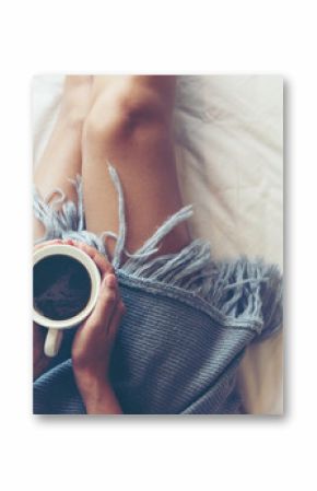 Zamyka w górę nóg kobiet na białym łóżku w sypialni. Kobiety czytające książkę i pijące kawę rano relaksują nastrój w sezonie zimowym. Koncepcja stylu życia.