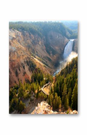 Lower Falls - światło słoneczne rozświetla strumień, gdy rzeka Yellowstone rozbija się nad Lower Falls w Wielkim Kanionie Yellowstone.