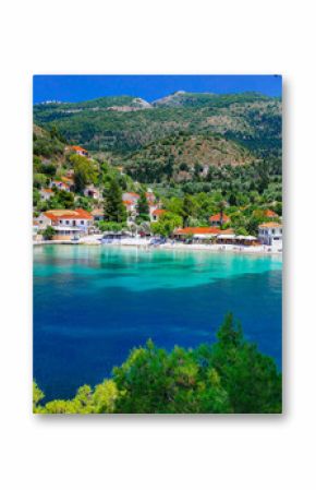 kolorowa seria Grecja - kolorowe Assos z piękną zatoką. Wyspa Kefalonia