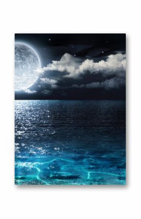 romantyczna i malownicza panorama z pełnią księżyca na morzu do nocy