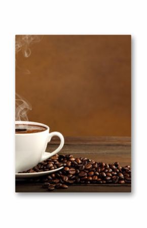 Czarna kawa w białej filiżance z dymem i ziaren kawy na brązowym b