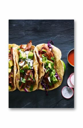 trzy meksykańskie carnitas tacos wieprzowe płaskie skład