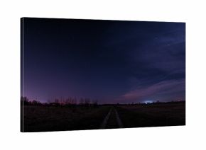 pusta polna droga w nocy z niebem z gwiazdami