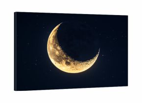 Jasny sierp księżyca wznosi się na nocnym niebie, tworząc efektowną generatywną kompozycję. Jego blask jest intensywny i precyzyjnie oświetla mrok.