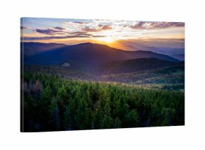 zmierzch w Gorcach. Zachód słońca wgórach