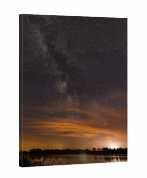 Droga mleczna nocą nad jeziorem