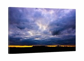 Stalowe chmury o zachodzie słońca