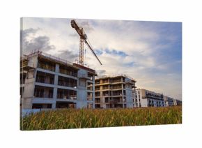 budowa nowego osiedla mieszkaniowego w Warszawie pomiędzy polami kukurydzy