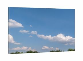 Pojedyncze chmury w krajobrazie wiejskim pośrodku samotnego pola, pora letnia Opolszczyzna, błękitne barwy