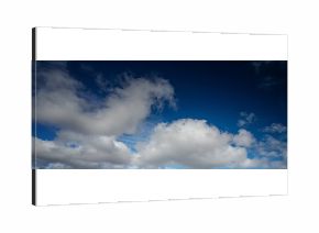 Błękitne niebo z białymi chmurami. Naturalne niebo jako tło. Piękne białe chmury na niebieskim niebie. Tekstura tło. Panoramicznie