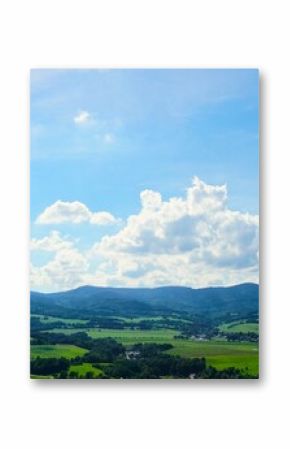 Panorama na góry i błękitne niebo. W otoczeniu gór widać liczne zabudowania.