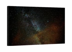 Nocne, rozgwieżdżone niebo.