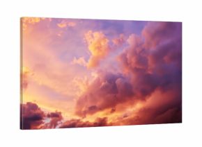 Dramatyczne niebo o zachodzie słońca w intensywnych barwach